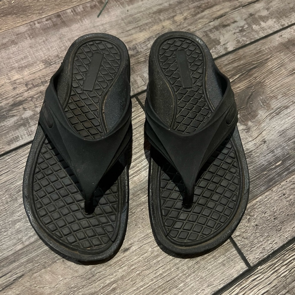 Boys black flip flops size 13/1